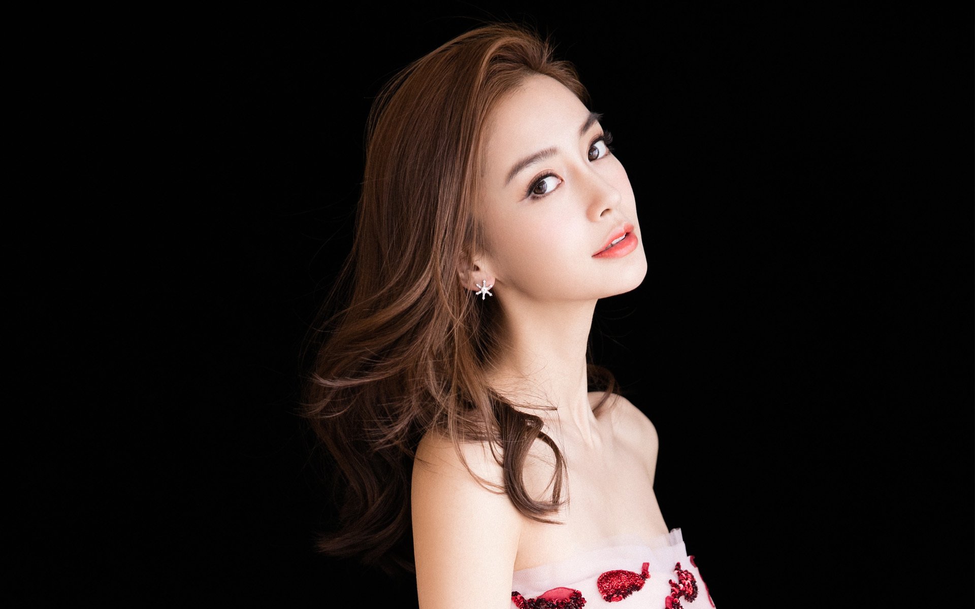 冰原铁骑闯入红牛竞技场，阿坎吉惊雷破局点燃晋级之夜